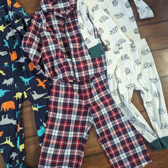 Boys size 2T winter pajama bundle - Picture 5 of 6